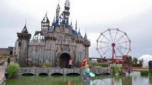 Inghilterra, apre Dismaland, il "parco giochi" di Banksy "non adatto ai bambini"