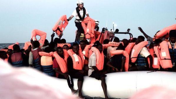 Immigrazione, 53 persone sbarcate a Noto e altre 900 in arrivo a Catania