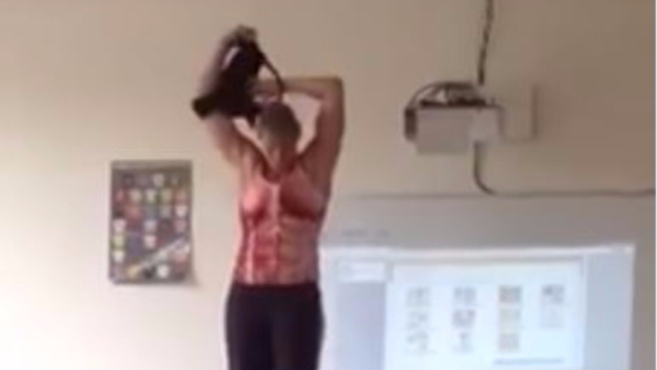 Olanda, professoressa sale in cattedra e si spoglia alla lezione di anatomia