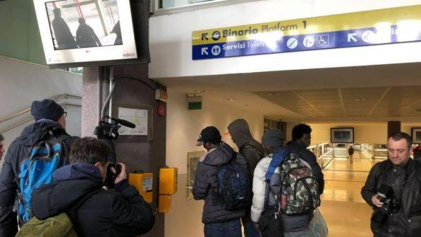 Gallarate, il sindaco "spedisce" i migranti a Milano: scoppia la polemica