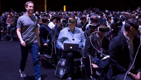 Zuckerberg scommette sulla realtà virtuale Ma la platea con i visori è inquietante