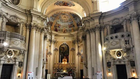 Siena, vuole rubare l'oro in chiesa ma cade e si rompe un piede: arrestato