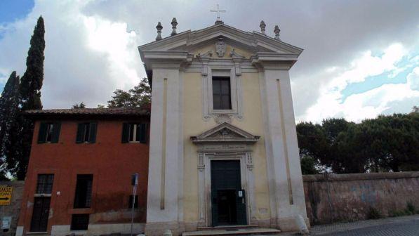 Roma, crollano stucchi dalla facciata della chiesa Domine Quo Vadis