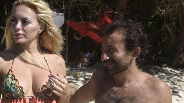 "Isola dei Famosi", Simone ed Elena come Tarzan e Jane