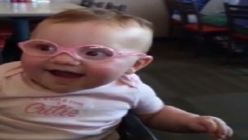 Alle prese col primo paio di occhiali La reazione della bimba è virale
