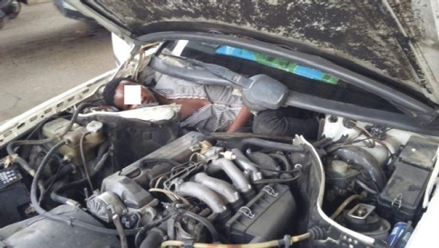 Profugo nascosto nel motore di un'auto