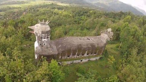 Nella giungla dell'Indonesia sorge un'enorme chiesa a forma di pollo