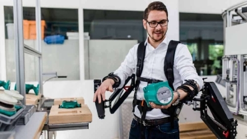 L'operaio del futuro? Mezzo umano e mezzo robot con un esoscheletro hitech