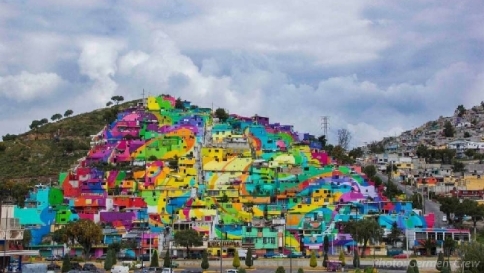 Messico, un arcobaleno sulle mura delle case per dare nuova vita alla comunità