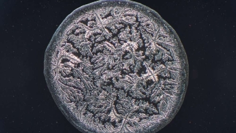 La bellezza delle lacrime al microscopio: cambiano forma col nostro stato d'animo