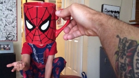Padre trasforma i figli in supereroi con una tazza da latte in faccia