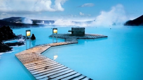 Dalla laguna blu in Islanda alla vasca rossa in Thailandia: piscine da sogno del mondo
