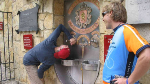 Fontana del vino gratuita sul cammino di Santiago di Compostela