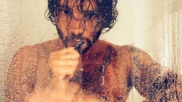 Stefano De Martino nudo... "scotta" sotto la doccia!