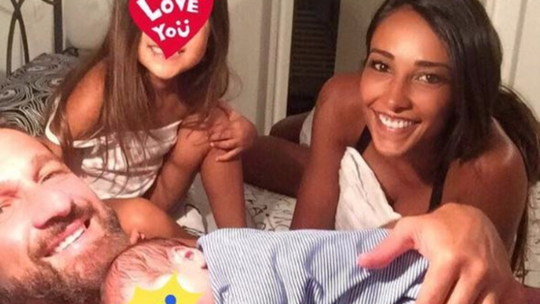 Juliana Moreira, selfie di famiglia sul lettone con il piccolo Sol Gabriel