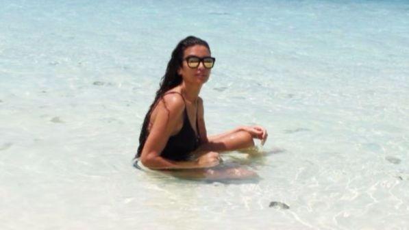 Afef, splendida in costume alle Maldive