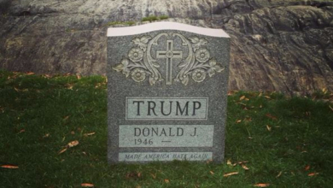 New York, a Central Park spunta una misteriosa lapide di Donald Trump