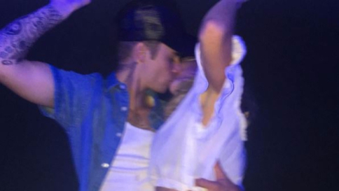 Justin Bieber e Hailey Baldwin: la coppia esce allo scoperto con un bacio social