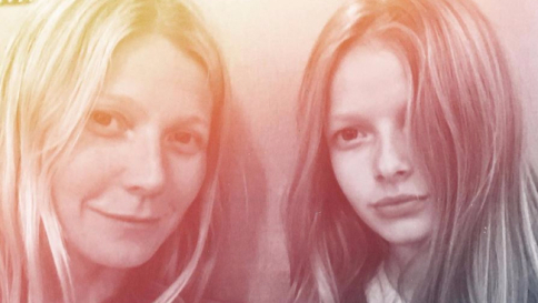 Gwyneth Paltrow, selfie con la figlia Apple: la somiglianza è impressionante