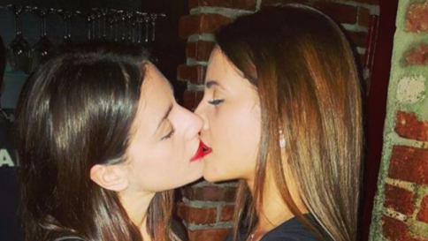 "GF 14", il bacio saffico tra le gemelle Lidia e Jessica Vella divide il Web