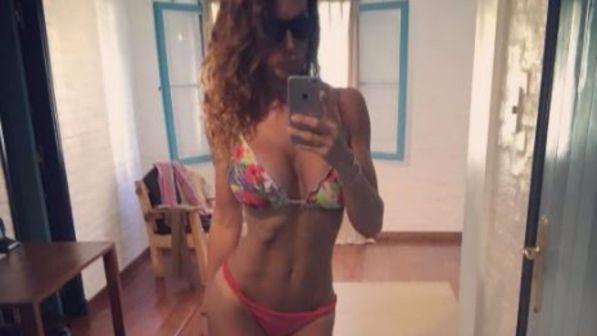 Nicole Minetti, bikini sbalorditivo in Uruguay