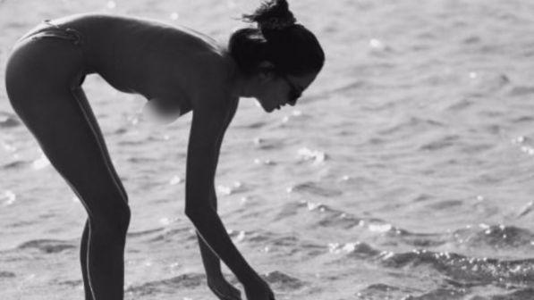 L'ex della Ferragni se la spassa con Gabrielle... in topless
