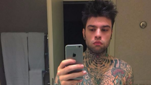 Milano, litiga col vicino di casa: il rapper Fedez finisce in ospedale