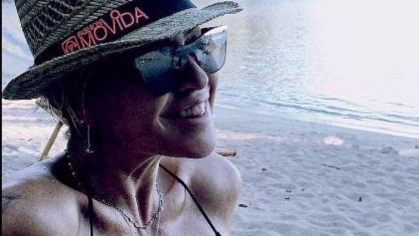 "Isola dei famosi", i post sibillini di Paola Barale: la showgirl a pochi passi da Raz?