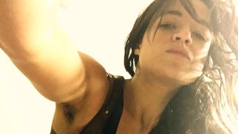 Michelle Rodriguez, in un selfie mostra con orgoglio l'ascella pelosa