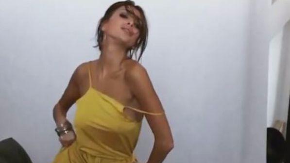 Cristina Buccino, video sensuale senza reggiseno