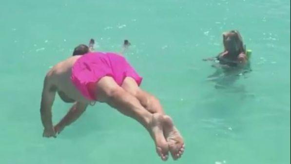 Mara Venier spiaggiata ai Caraibi: col tubo che nuoto!