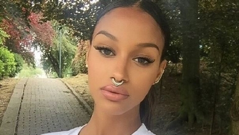 Fanny Neguesha mette l'anello al naso