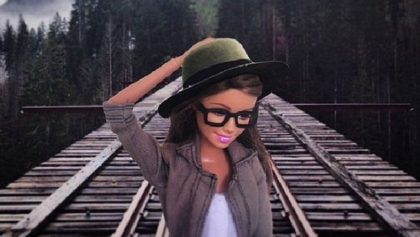 Sociality Barbie, boom su Instagram per la bambola che prende in giro gli hipster