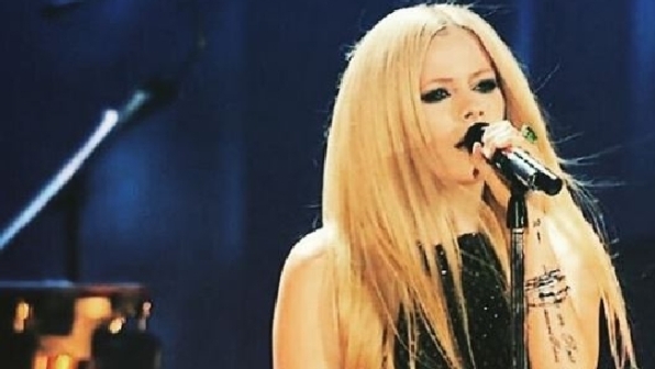 Avril Lavigne emoziona nella sua prima uscita pubblica dopo la malattia