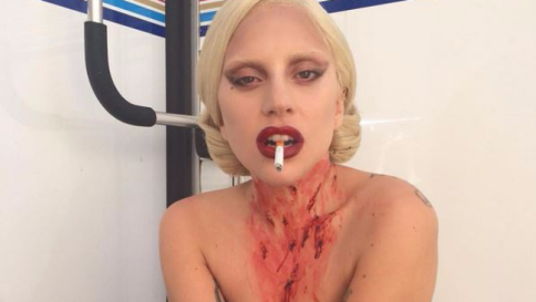 Lady Gaga: sangue, topless e gestacci per la partenza di "American Horror Story"