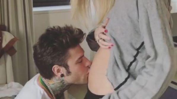 Fedez e Chiara Ferragni, scatti da futuri genitori e c'è anche l'ecografia del bebè