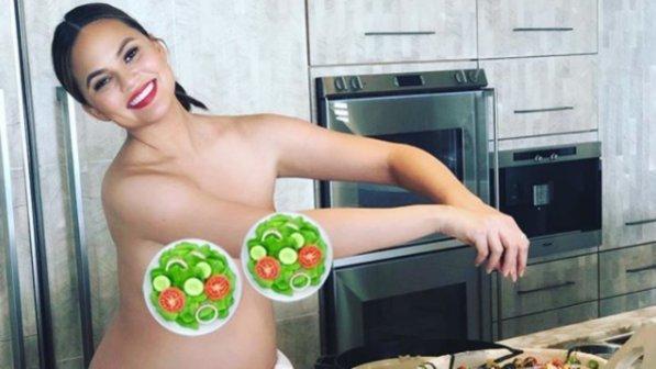 Chrissy Teigen incinta cucina in topless
