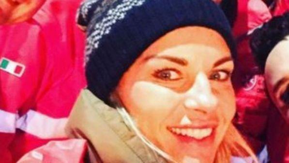 Martina Colombari tra i senzatetto di Milano: fare del bene fa bene