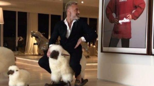 Gianluca Vacchi, che show: cavalca la sua pecora e si scatena in un balletto con spogliarello