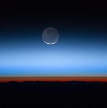 Natura, tutti a guardare la luna "blu"