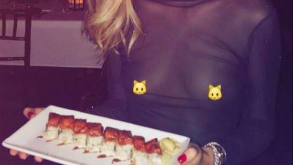 Chiara Ferragni, senza Fedez mangia sushi col seno al vento