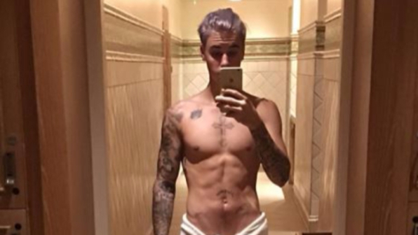 Justin Bieber si tinge i capelli di viola e fa impazzire le fan