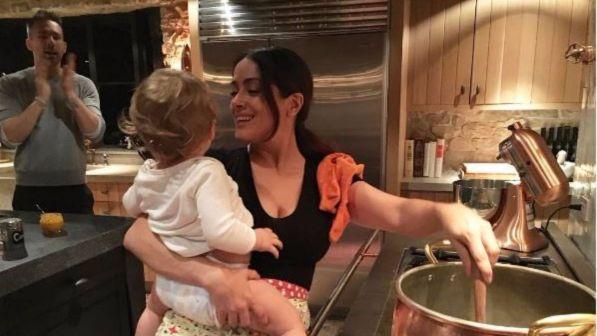 Salma Hayek baby-sitter speciale per Ryan Reynolds
