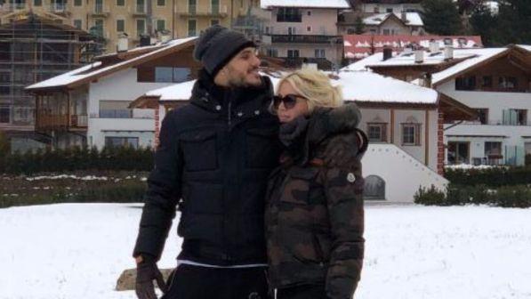 Wanda Nara ha voglia di neve, Mauro Icardi prende l'elicottero per portarla sui monti