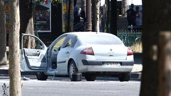 Assalto Champs Elysees: in auto aggressore 9mila munizioni