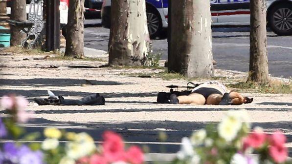 Champs-Elysees, l'assalitore di Parigi prestò giuramento all'Isis