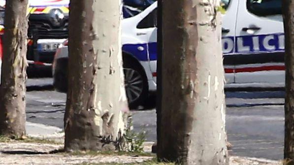 Auto contro furgone polizia a Parigi, attentatore aveva porto d'armi
