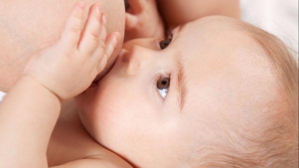 Neonati, gli esperti: "Il latte della mamma è un farmaco essenziale"