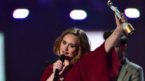 Brit Awards 2016, Adele trionfa nella serata dedicata a David Bowie