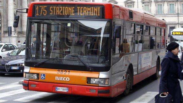 Roma, autista di bus rimprovera tre ragazzi: picchiato, 25 giorni di prognosi